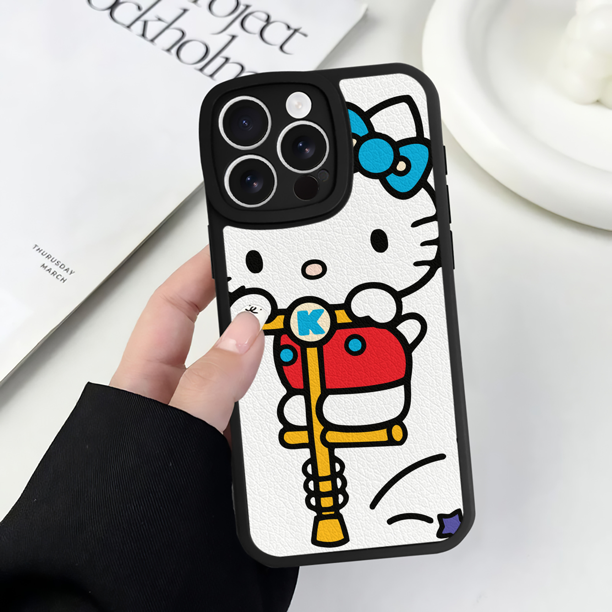 （画像用） Hello Kitty ハローキティ 【iPhone 16シリーズ対応】シリコンスマホケース（レザー調） 材質：シリコン